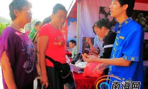 三亚：民俗展显黎族苗族风情 槟榔谷小吃备受青睐