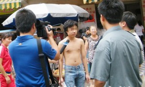 海口开出首例罚单 男子随地吐槟榔汁尴尬受罚