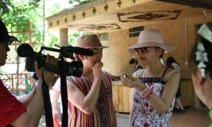 河莉秀婚后游海南槟榔谷 穿民族服装兴致高