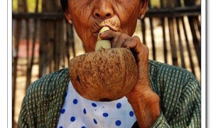抽烟的女人和嚼槟榔的男人 缅甸奇异的风俗
