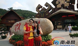 王铮亮与妻子文薇在海南槟榔谷合影