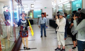 台湾旅游业界考察团到访槟榔谷 对织锦技艺赞叹不已
