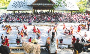 保亭槟榔谷景区：原生态民族歌舞尽展黎苗文化