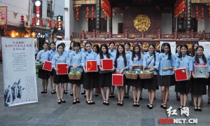 “民国女学生”长沙街头卖槟榔 支持皮影巡演